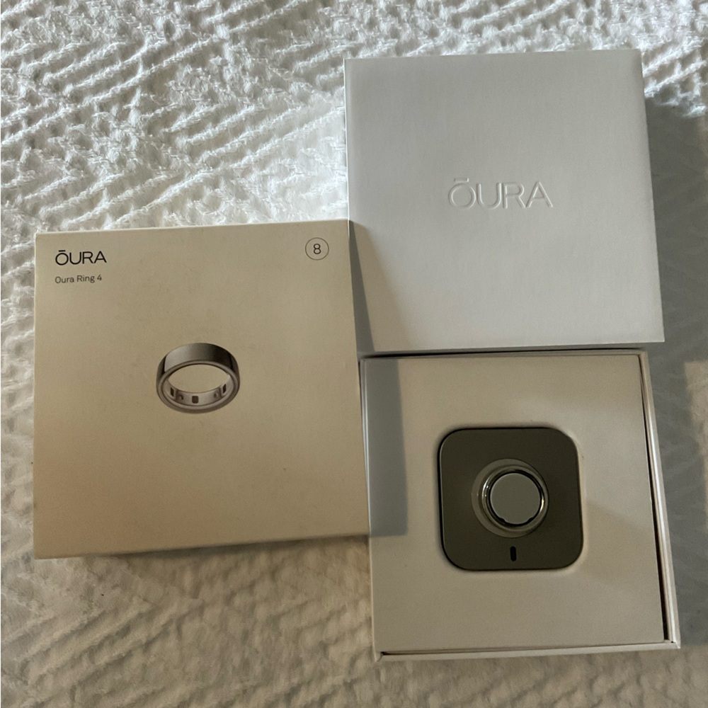 Oura Ring 4 in Sleek Silver - Picture 2 of 4